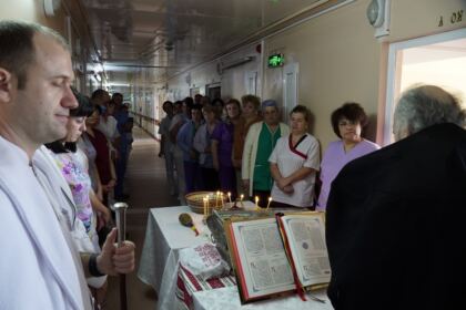 Rugăciune şi binecuvântare pentru bolnavii şi cadrele medicale de la Spitalul „Sf. Ap. Andrei“ din Galaţi – fotografia 17