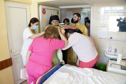 Rugăciune şi binecuvântare pentru bolnavii şi cadrele medicale de la Spitalul „Sf. Ap. Andrei“ din Galaţi – fotografia 24