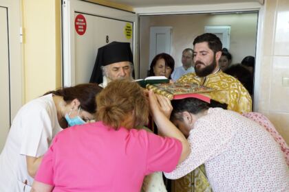 Rugăciune şi binecuvântare pentru bolnavii şi cadrele medicale de la Spitalul „Sf. Ap. Andrei“ din Galaţi – fotografia 25