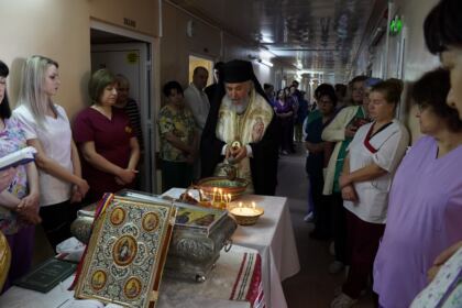 Rugăciune şi binecuvântare pentru bolnavii şi cadrele medicale de la Spitalul „Sf. Ap. Andrei“ din Galaţi – fotografia 33