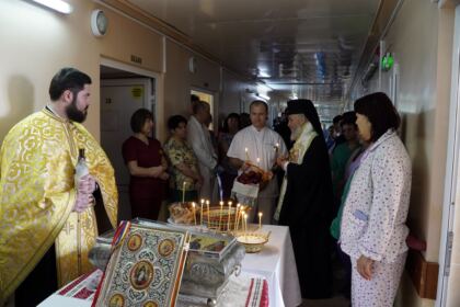 Rugăciune şi binecuvântare pentru bolnavii şi cadrele medicale de la Spitalul „Sf. Ap. Andrei“ din Galaţi – fotografia 41