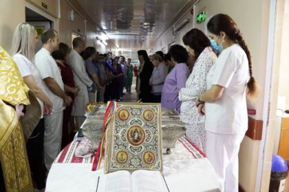 Rugăciune şi binecuvântare pentru bolnavii şi cadrele medicale de la Spitalul „Sf. Ap. Andrei“ din Galaţi – fotografia 44
