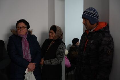 Caravană medicală şi daruri pentru sinistraţi – fotografia 2