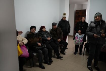 Caravană medicală şi daruri pentru sinistraţi – fotografia 3