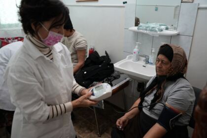 Caravană medicală şi daruri pentru sinistraţi – fotografia 5