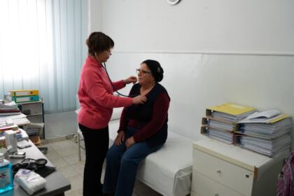 Caravană medicală şi daruri pentru sinistraţi – fotografia 7