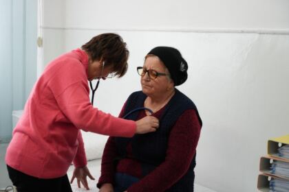 Caravană medicală şi daruri pentru sinistraţi – fotografia 8