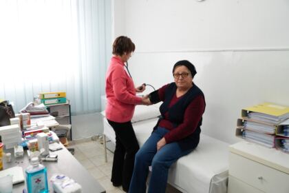 Caravană medicală şi daruri pentru sinistraţi – fotografia 9