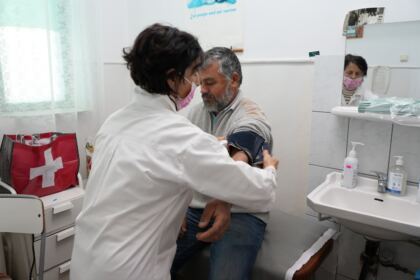 Caravană medicală şi daruri pentru sinistraţi – fotografia 10