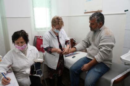 Caravană medicală şi daruri pentru sinistraţi – fotografia 11