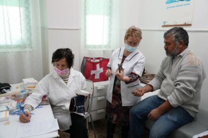 Caravană medicală şi daruri pentru sinistraţi – fotografia 12