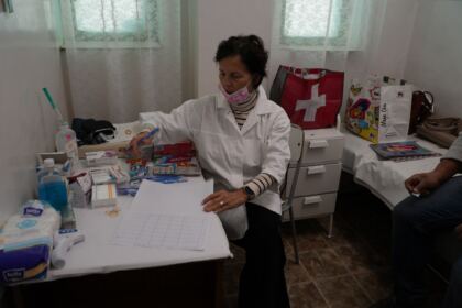 Caravană medicală şi daruri pentru sinistraţi – fotografia 16