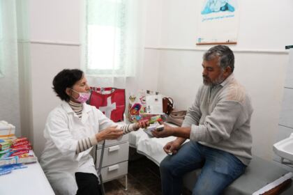 Caravană medicală şi daruri pentru sinistraţi – fotografia 17