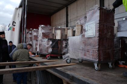 Caravană medicală şi daruri pentru sinistraţi – fotografia 4