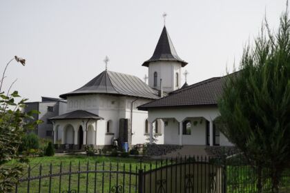 Arhiepiscopia Romanului şi Bacăului a trimis ajutoare în zona sinistrată – fotografia 3