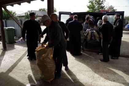 Arhiepiscopia Romanului şi Bacăului a trimis ajutoare în zona sinistrată – fotografia 7