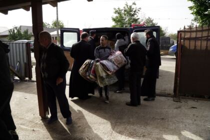 Arhiepiscopia Romanului şi Bacăului a trimis ajutoare în zona sinistrată – fotografia 8