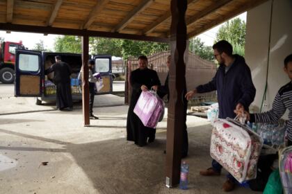 Arhiepiscopia Romanului şi Bacăului a trimis ajutoare în zona sinistrată – fotografia 9