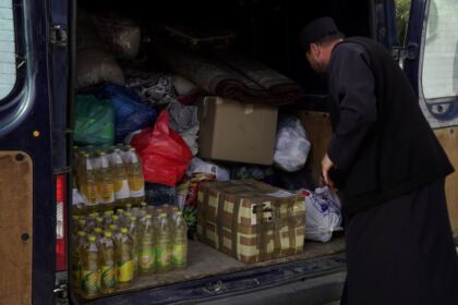 Arhiepiscopia Romanului şi Bacăului a trimis ajutoare în zona sinistrată – fotografia 12