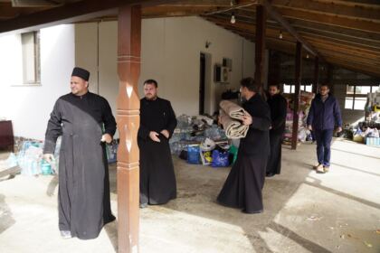 Arhiepiscopia Romanului şi Bacăului a trimis ajutoare în zona sinistrată – fotografia 13