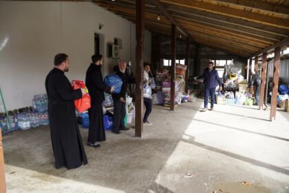 Arhiepiscopia Romanului şi Bacăului a trimis ajutoare în zona sinistrată – fotografia 15