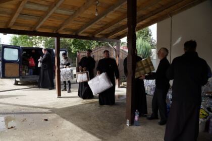 Arhiepiscopia Romanului şi Bacăului a trimis ajutoare în zona sinistrată – fotografia 16