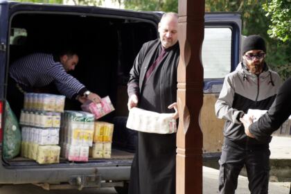 Arhiepiscopia Romanului şi Bacăului a trimis ajutoare în zona sinistrată – fotografia 19