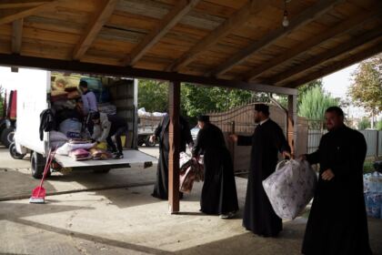 Arhiepiscopia Romanului şi Bacăului a trimis ajutoare în zona sinistrată – fotografia 25