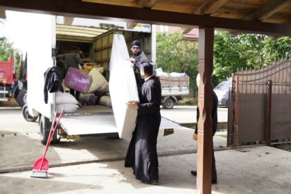 Arhiepiscopia Romanului şi Bacăului a trimis ajutoare în zona sinistrată – fotografia 30