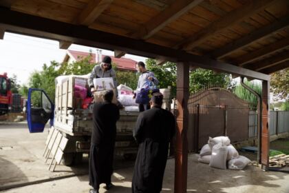 Arhiepiscopia Romanului şi Bacăului a trimis ajutoare în zona sinistrată – fotografia 32