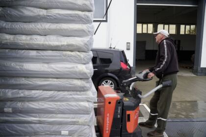Două transporturi cu ajutoare umanitare pentru sinistraţii din judeţul Galaţi – fotografia 20