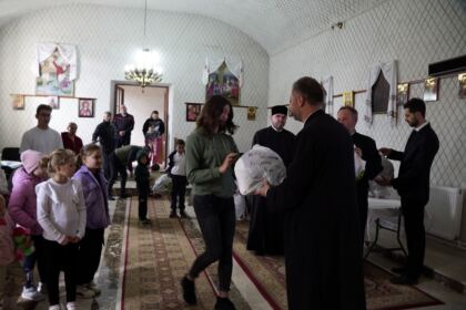 Programul eparhial pentru copiii sinistraţi continuă în Arhiepiscopia Dunării de Jos – fotografia 15