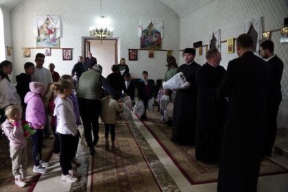 Programul eparhial pentru copiii sinistraţi continuă în Arhiepiscopia Dunării de Jos – fotografia 16
