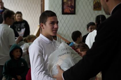 Programul eparhial pentru copiii sinistraţi continuă în Arhiepiscopia Dunării de Jos – fotografia 17