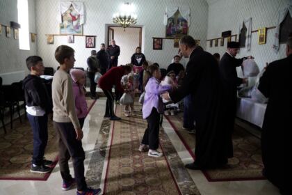 Programul eparhial pentru copiii sinistraţi continuă în Arhiepiscopia Dunării de Jos – fotografia 18