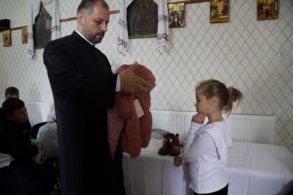 Programul eparhial pentru copiii sinistraţi continuă în Arhiepiscopia Dunării de Jos – fotografia 25
