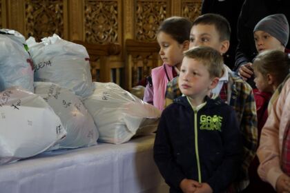 Programul eparhial pentru copiii sinistraţi continuă în Arhiepiscopia Dunării de Jos – fotografia 37