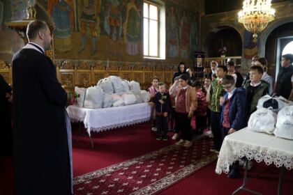 Programul eparhial pentru copiii sinistraţi continuă în Arhiepiscopia Dunării de Jos – fotografia 38