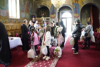 Programul eparhial pentru copiii sinistraţi continuă în Arhiepiscopia Dunării de Jos – fotografia 48