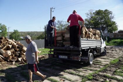 Lemne de fag oferite sinistraţilor din judeţul Galaţi – fotografia 6