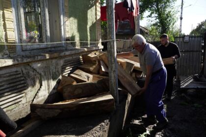Lemne de fag oferite sinistraţilor din judeţul Galaţi – fotografia 55