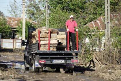 Lemne de fag oferite sinistraţilor din judeţul Galaţi – fotografia 65