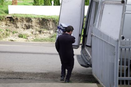 Articole vestimentare noi pentru familiile sinistrate din judeţul Galaţi – fotografia 20