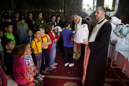 Articole vestimentare noi pentru familiile sinistrate din judeţul Galaţi – fotografia 44