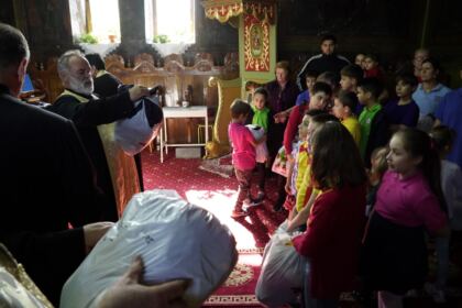 Articole vestimentare noi pentru familiile sinistrate din judeţul Galaţi – fotografia 49