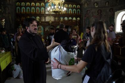 Articole vestimentare noi pentru familiile sinistrate din judeţul Galaţi – fotografia 62