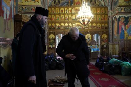 Haine noi şi lemne pentru familiile sinistrate din judeţul Galaţi – fotografia 16