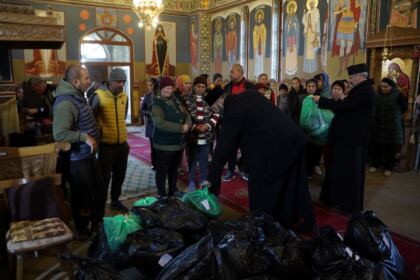 Haine noi şi lemne pentru familiile sinistrate din judeţul Galaţi – fotografia 17
