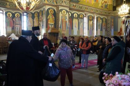 Haine noi şi lemne pentru familiile sinistrate din judeţul Galaţi – fotografia 18