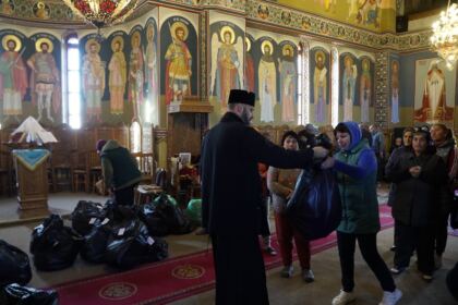 Haine noi şi lemne pentru familiile sinistrate din judeţul Galaţi – fotografia 19